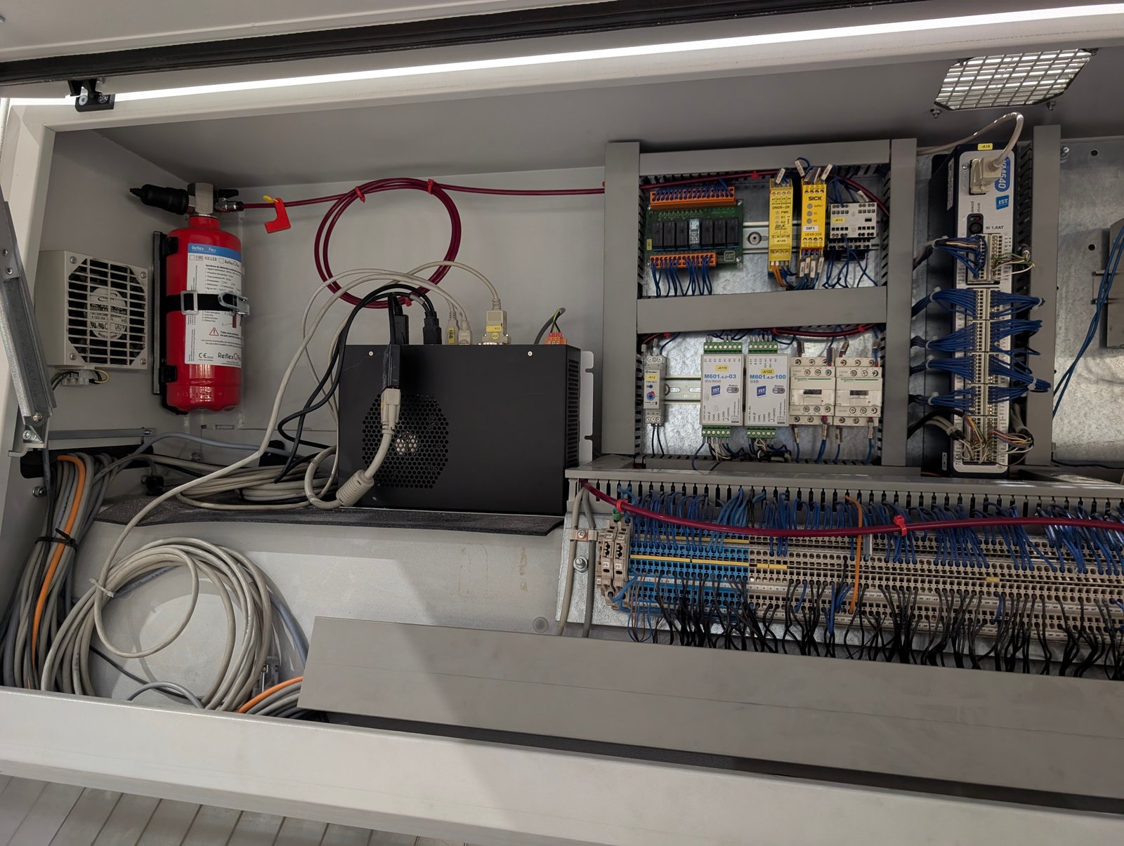Armoire électrique industrielle protégée par un système Reflexofeu de détection incendie