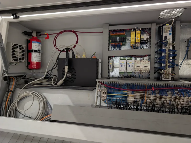 Armoire électrique industrielle protégée par un système Reflexofeu de détection incendie