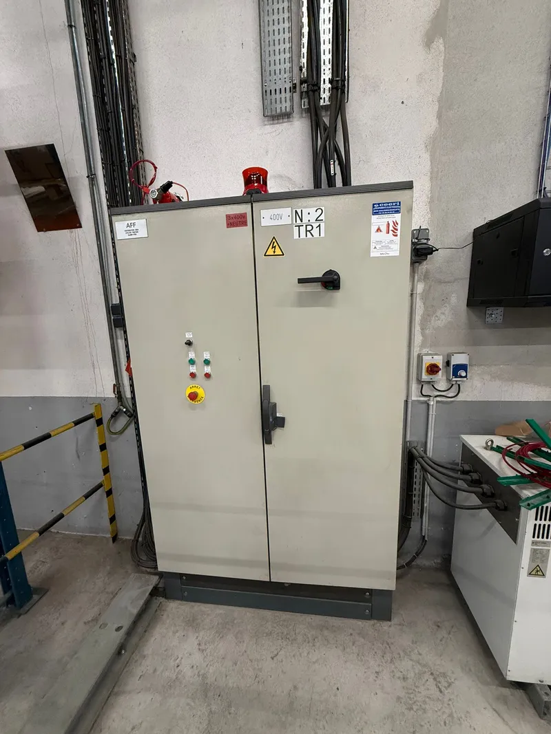Armoire électrique entièrement équipée d'un système de détection extinction Reflexofeu avec sirène flash