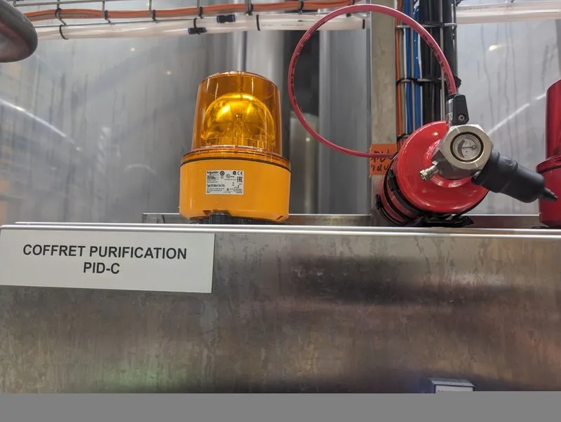 Détection extinction avec vanne inox. Fixation horizontale au-dessus de l'armoire électrique